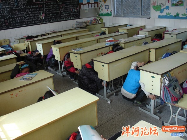 洋河实验小学举行“地震逃生演练”活动