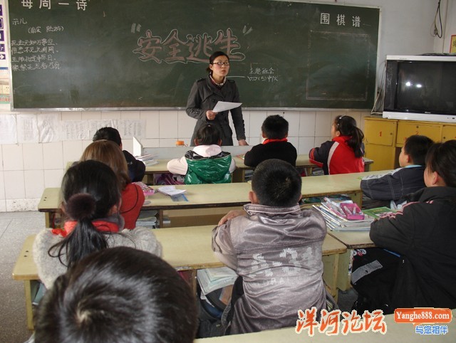 洋河实验小学举行“地震逃生演练”活动