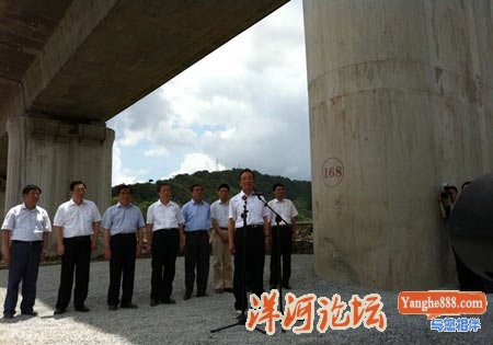温家宝在温州动车事故现场