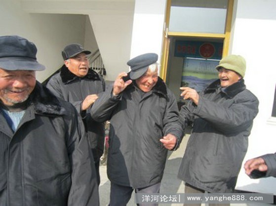 洋河新城敬老院为老人发放新衣
