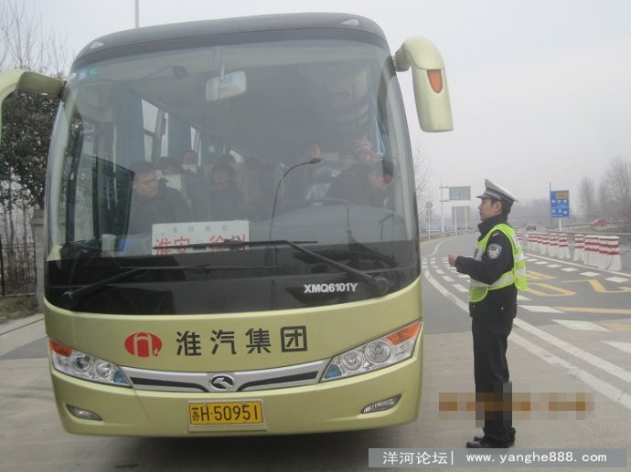 洋河交警队在春运期间严查客车超员 保障市民出行安全
