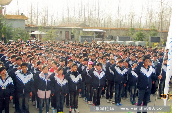 洋河实验学校在沙圩天堂烈士陵园举行“缅怀革命先烈清明节扫墓”活动