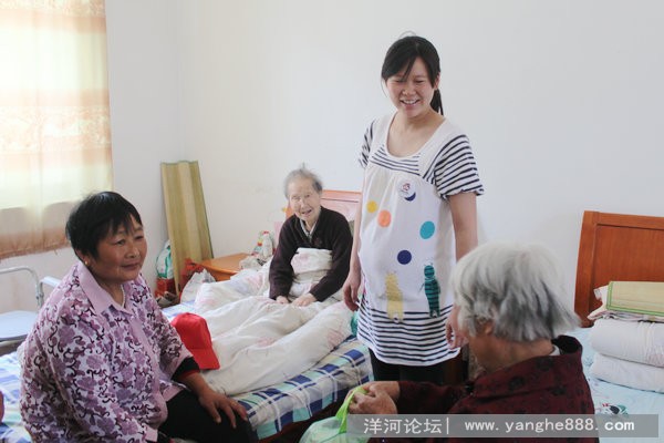 洋河新城妇联“巾帼志愿者”看望洋河敬老院老人