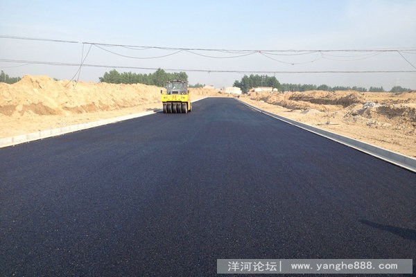 新区北洋（纬七）路率先进行沥青摊铺