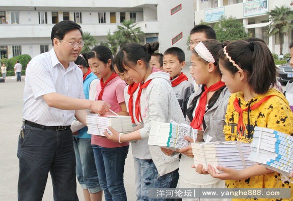 “六一”儿童节  李德敏走进辖区部分小学、幼儿园走访慰问