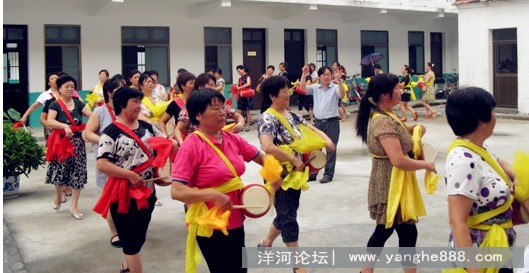 洋河新城腰鼓队备战“欢乐西楚——文化大巡游”活动