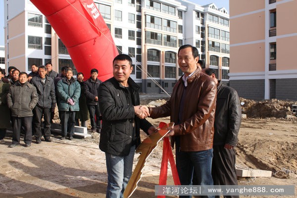 首批新城名苑业主喜领新房钥匙