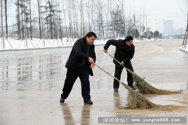 新城干群清扫道路积雪 保障市民出行安全