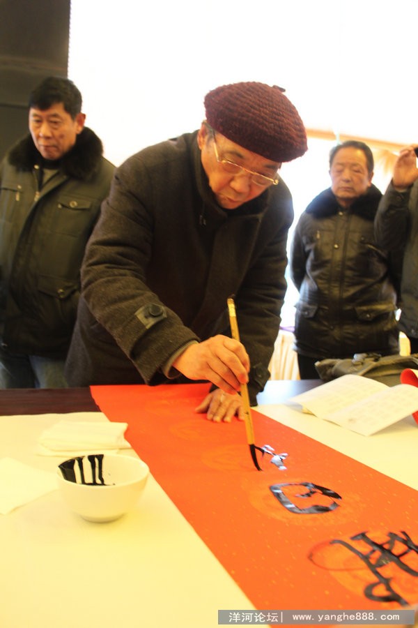 市书法家为洋河新城居民赠写春联