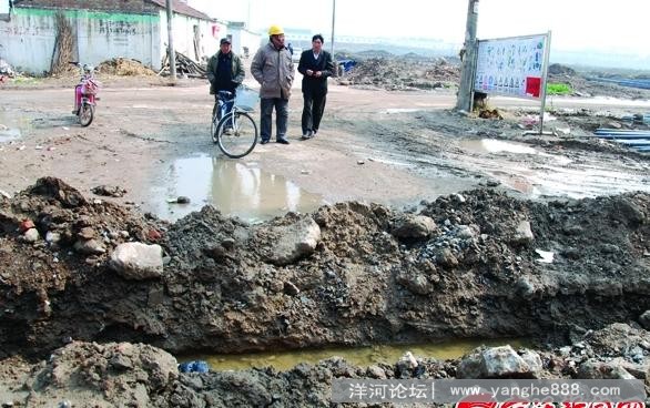 道路被挖断半月无人管 洋小分校600名师生行路难