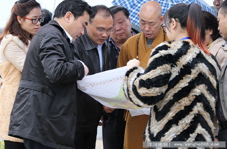 旗山万佛寺方丈释广林一行考察洋河新城寺庙建设