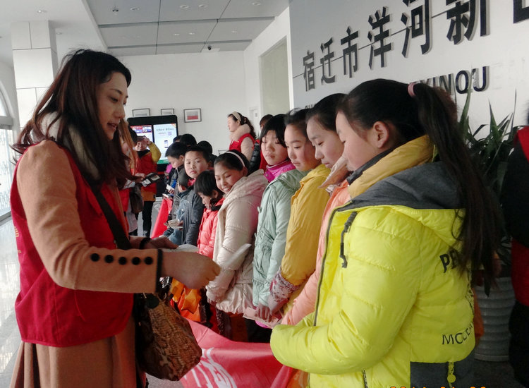 过新年，穿新衣 ——志愿者开展关爱留守儿童暖冬行动