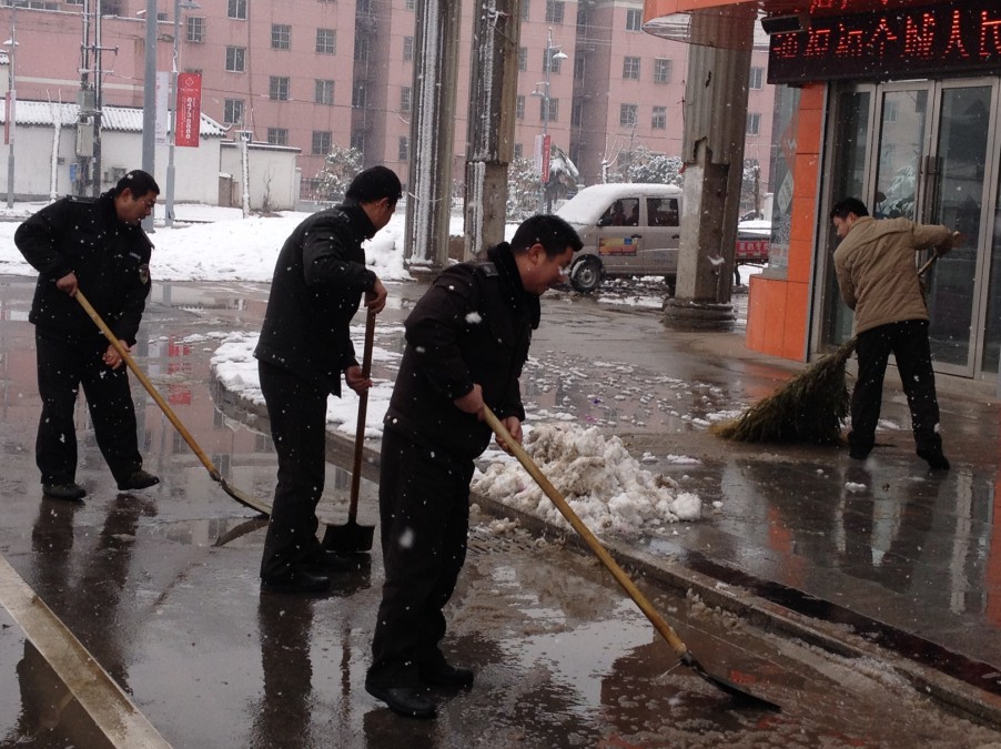 综合执法局队员抢清积雪保通畅