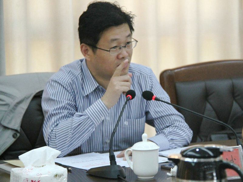 我区召开“我是谁、为了谁、依靠谁”大讨论暨群众路线教育实践活动推进会