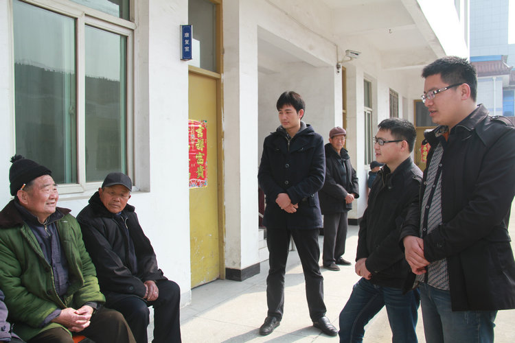 爱心人士为新区社会福利中心送爱心