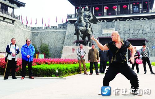 亚洲第一大力士”龙武来洋河啦 拜谒了英雄项羽了心中多年愿望