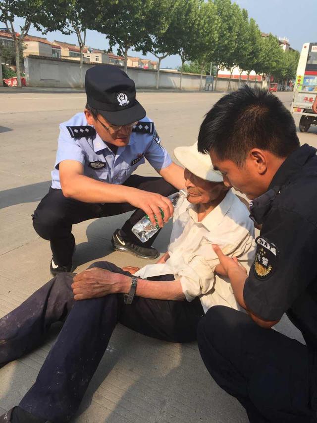 洋河新区八旬老汉中暑摔下三轮车，幸得特警及时发现免危急